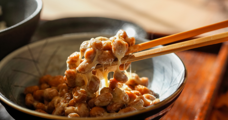 Nattō: cos’è il superfood giapponese fermentato, proprietà, storia e come si mangia