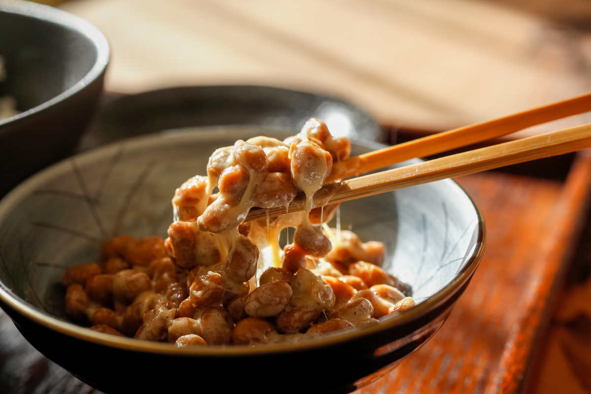 Nattō: cos’è il superfood giapponese fermentato, proprietà, storia e come si mangia