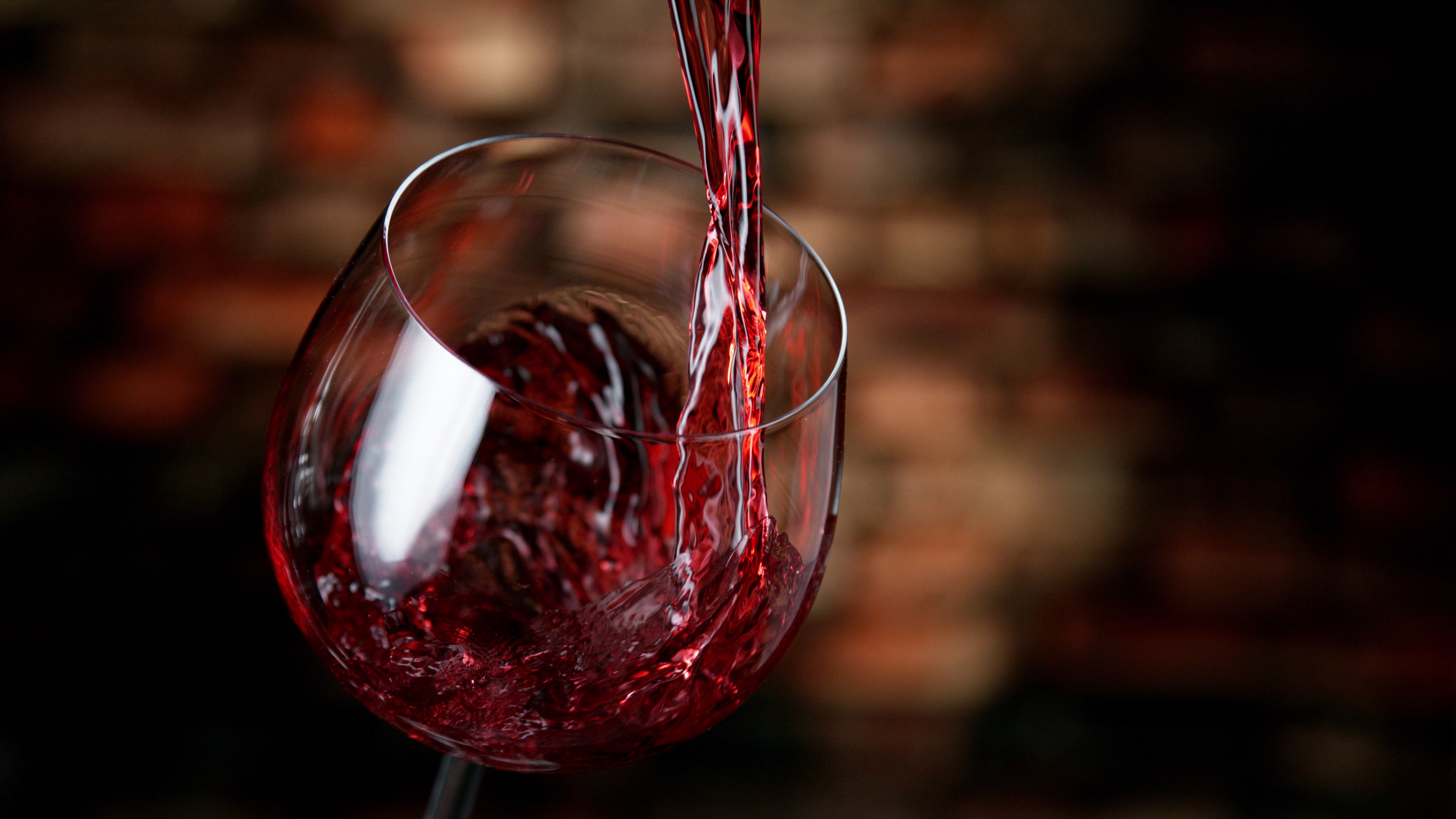 Vini italiani pregiati: come scegliere una bottiglia da regalare, servire o conservare