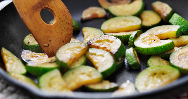 Zucchine trifolate: la ricetta originale in padella, facile, veloce e saporita