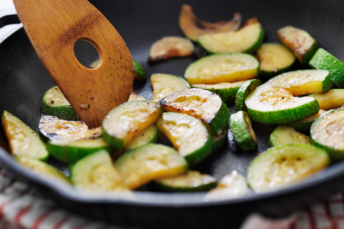 Zucchine trifolate: la ricetta originale in padella, facile, veloce e saporita