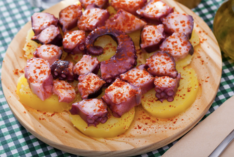 Polpo alla pignata: la ricetta salentina che cuoce nella sua stessa acqua