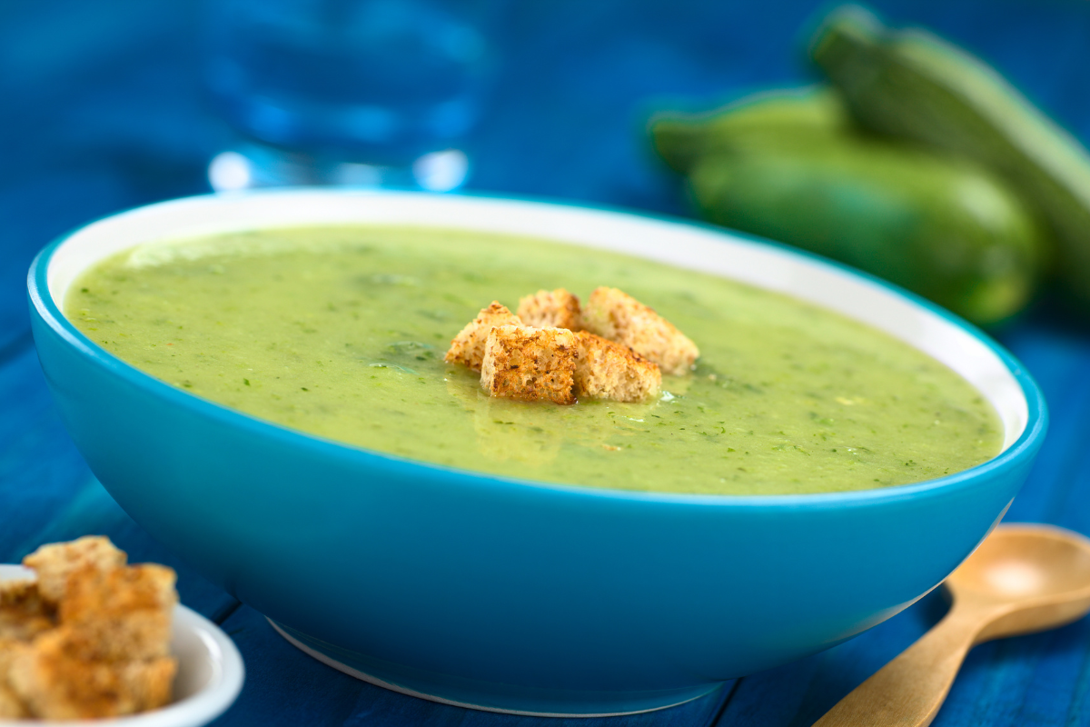 Vellutata di zucchine e menta con crostini dorati