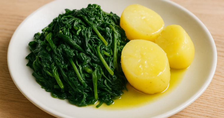 Un piatto di preboggión con erbe spontanee lessate e patate a pasta gialla, condite con olio e limone.
