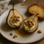 Due mezze pere ripiene di gorgonzola e noci su un piatto di ceramica rustica con un filo di miele e pane tostato.
