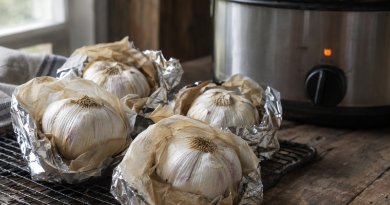 Aglio nero fatto in casa: come si prepara (e perché non è davvero fermentato)