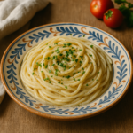 Spaghetti alla carrettiera siciliana serviti con crema di pecorino e aglio, guarniti con prezzemolo e pepe nero, su un tavolo di legno.
